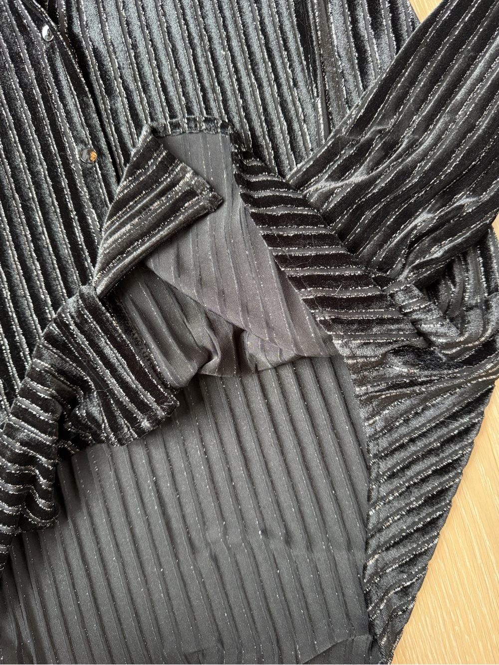 L'AGENCE Laurent Black Velvet Burnout Stripe Blouse size Medium New without tag - Picture 6 of 9